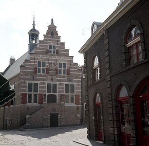 119951 Gezicht op het Stadhuis (Visbrug 1) te Oudewater.